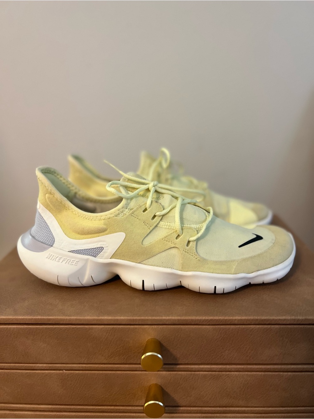 Men’s Nike free runs. Great condition. Size 9.